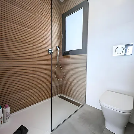 R-40-a Corner With Jacuzzi Holiday home *